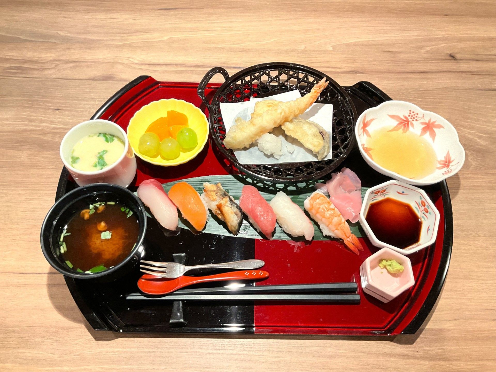 色鮮やかな食べ物が盛り付けられた食事である。いろいろな好みに合わせて、様々な種類の食べ物が食事を彩る。