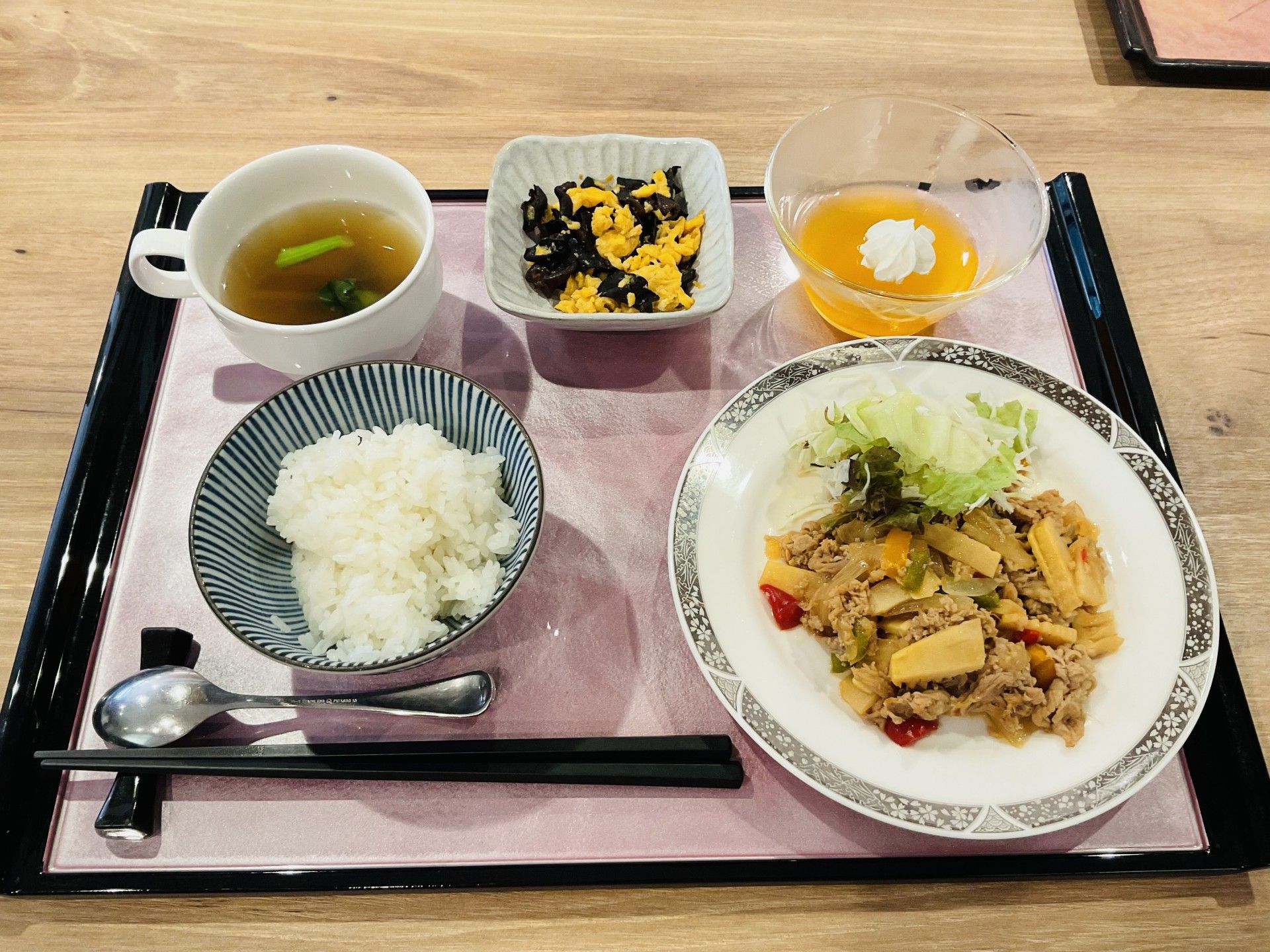 彩り豊かな食事のトレー