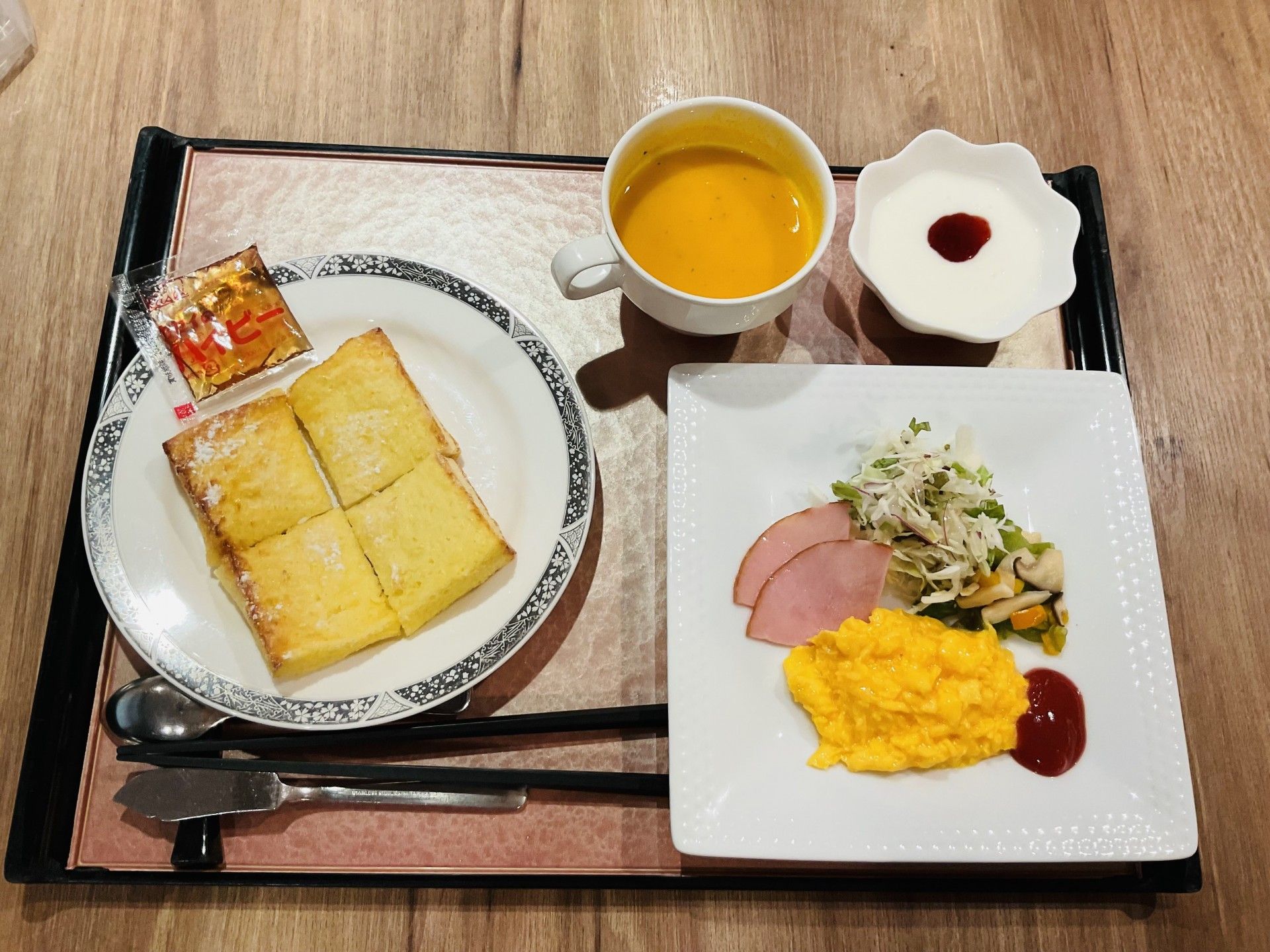 朝食のトレイ