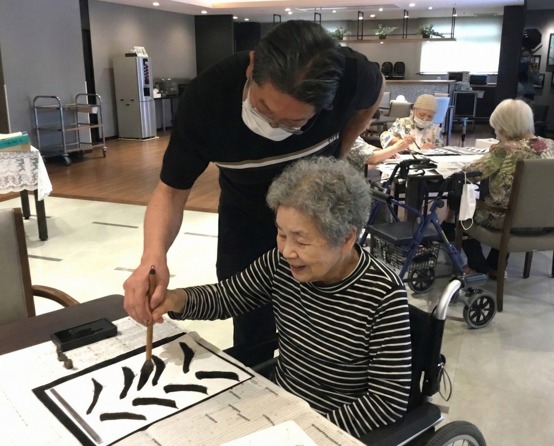 書道を楽しむ様子