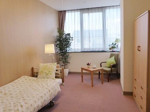 居室はプライベートな空間を自分流に演出することができる。テーブルや椅子なども設置できるスペースもある。