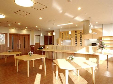 リビングは木のぬくもりを感じることができる作りになっている。とても明るくて開放感にあふれた空間である。
