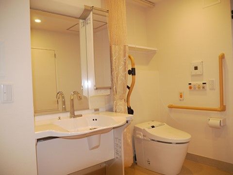 居室内のトイレはバリアフリー対応なので段差やドアもつけていない。車椅子のままでも利用できるので安心である。