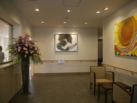 エントランスは広いスペースになっている。壁には絵画も展示されており、とてもお洒落な空間になっている。壁には手すりもついている。