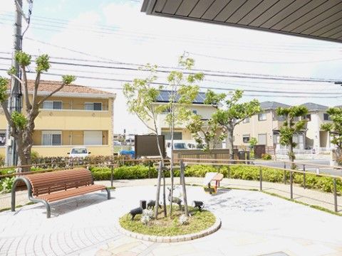 ちょっと体を動かせる場所を中庭に用意している。ベンチもあるので入居者様同志で談笑を楽しむこともできる。