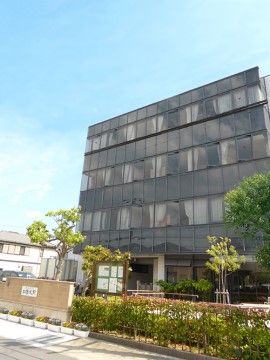 マンションやビジネスビルのようなお洒落な建物になっている。ホームだけでなく、医療機関などの施設も中に入っている。