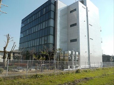 外観はとてもお洒落である。日当たりもよいので、窓からは明るい日差しも差し込んでくる。植栽もされており緑を感じることもできる。