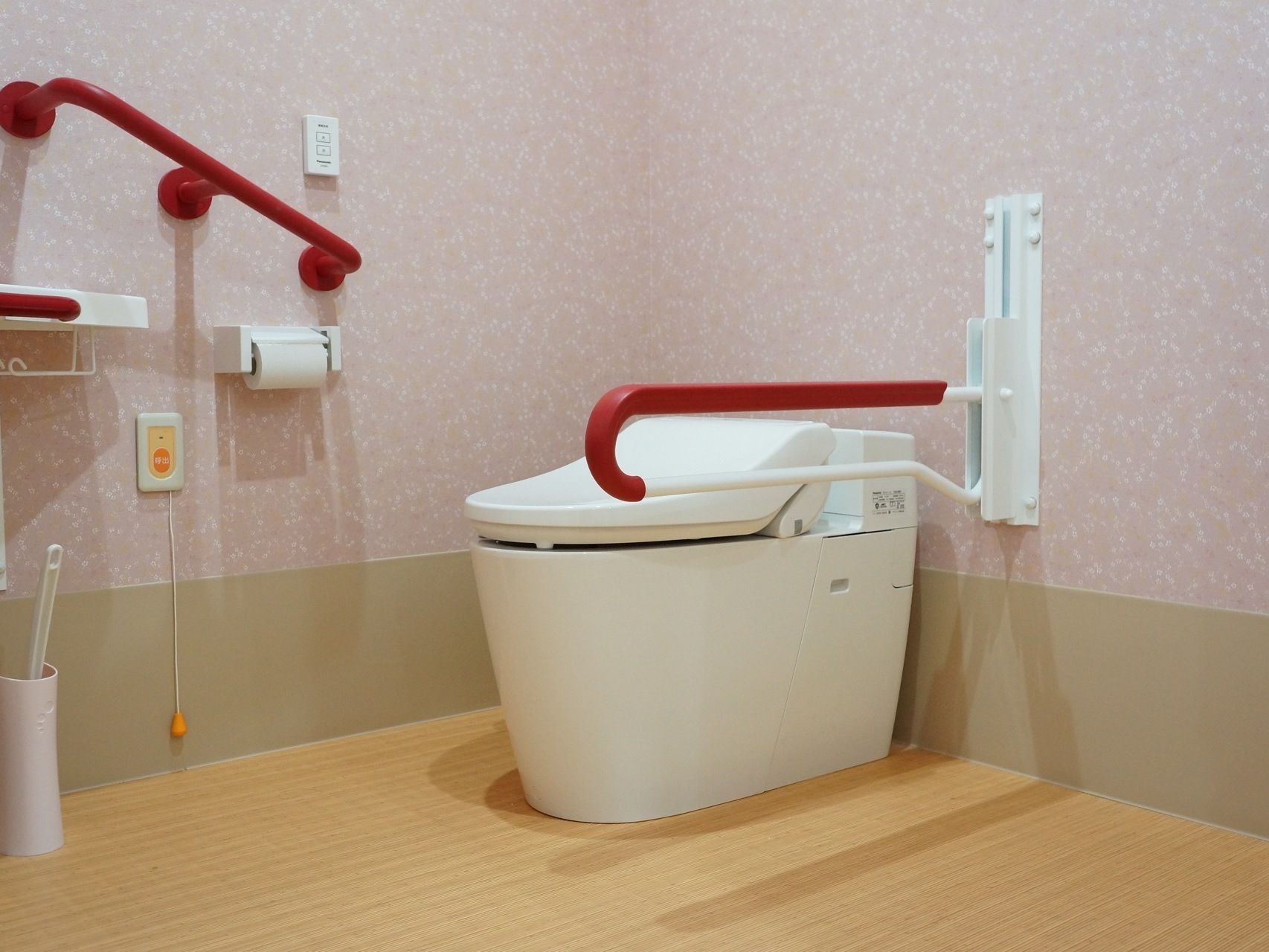 便座の左右には手すりが備えられており、可動式の手すりもあるため、立ち座りの際に利用することができる。また、呼び出しボタンも備えられている。