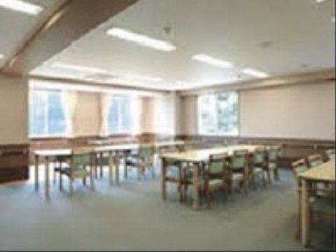 食堂はとても広く、テーブルや椅子がたくさん並んでいるが通路幅がしっかりあるので、車椅子をご利用の方でも通りやすい。