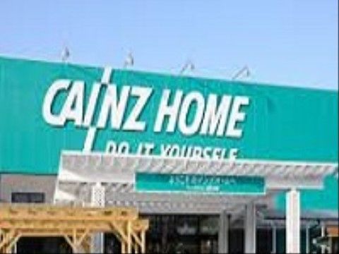 周りにお店が多く、家具や工具を買うこともできる。部屋に必要な家具などを施設の近くで揃えることができる。