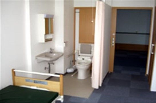 居室にトイレが付いているので、入居者様の好きなタイミングで利用できる。背もたれや手すりも付いているので安心。
