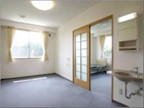 入居者様は二人用の部屋を選ぶこともできる。部屋は二部屋あり仕切りで区切られているので、広い作りになっている。