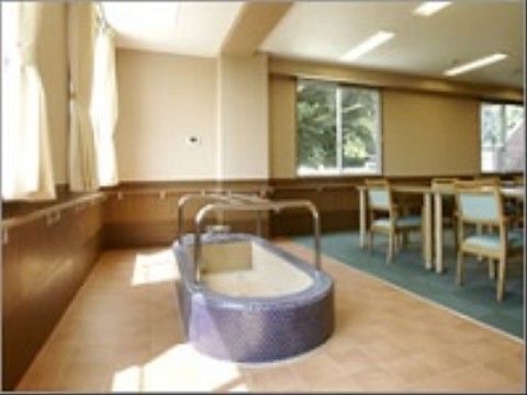 座る席の横に足湯が設置されていて、入居者様の好きなタイミングで入れる。リラックスしたい時に使用でき、健康にも良い。