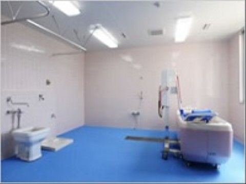 介護用の機械浴槽が設置されている部屋がある。スタッフがサポートしながら、寝たまま入浴することができる。
