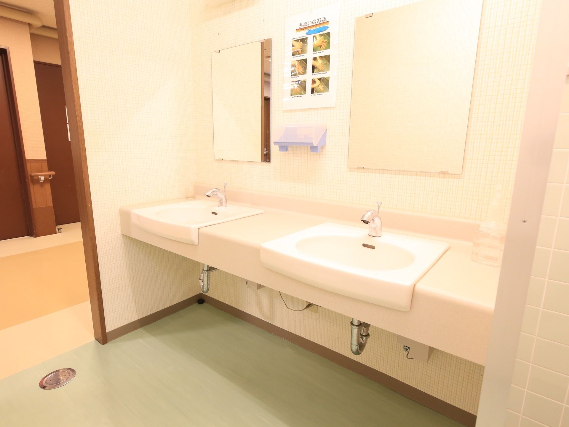 共用の男子トイレの入り口にある洗面台。共有スペース兼食堂のすぐ近くに設けてあり、廊下との間にドアはない。