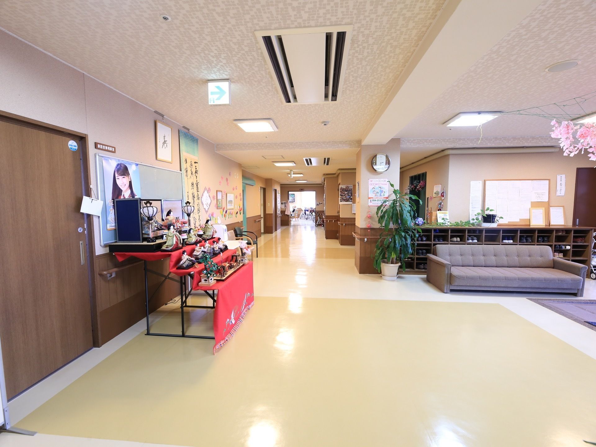 奥の共用廊下の幅員は余裕のある幅を確保している。入居者様は転倒や衝突の心配のない安全な通行が可能である。