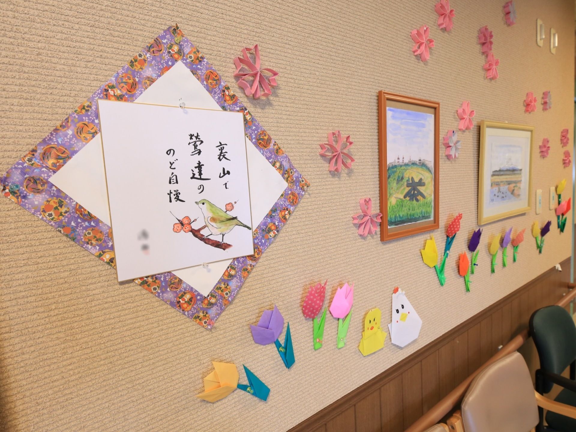 共用廊下の壁には入居者様が折り紙で製作した装飾品を設置している。入居者様が通行の際には気軽に見ることができる。
