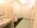 トイレの壁は淡いピンク色の素材を採用している。入居者様は色彩的に優しい雰囲気の中で使用することが可能である。