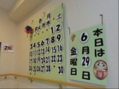 共有スペースにある、文字が大きくて見やすい手作りの壁掛けカレンダー