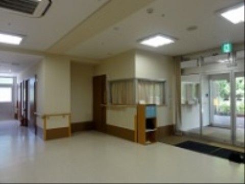 道幅も広く開放感があるエントランス。入り口付近から手すりがすでに付いているので、足腰に不安のある方も安心できる。