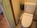 トイレのドアはアコーディオンカーテンになっていて開けやすい。居室にトイレを設置してあるので、入居者様は気兼ねなく使用することができる。