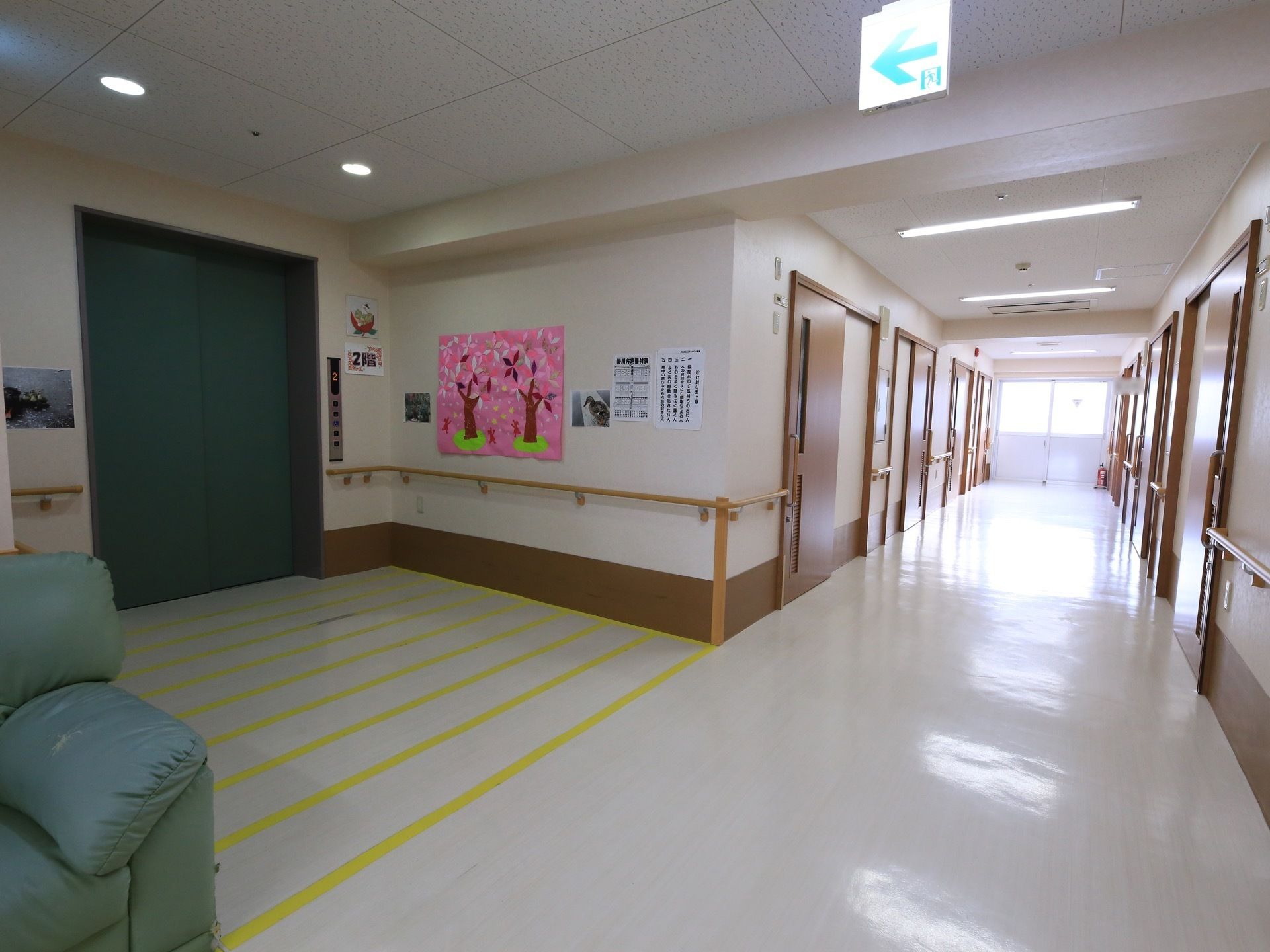 廊下の途中はエレベーターの乗降口が設けてあり、その前はやや広いホールになっている。そのとなりには非常口となる階段がある。