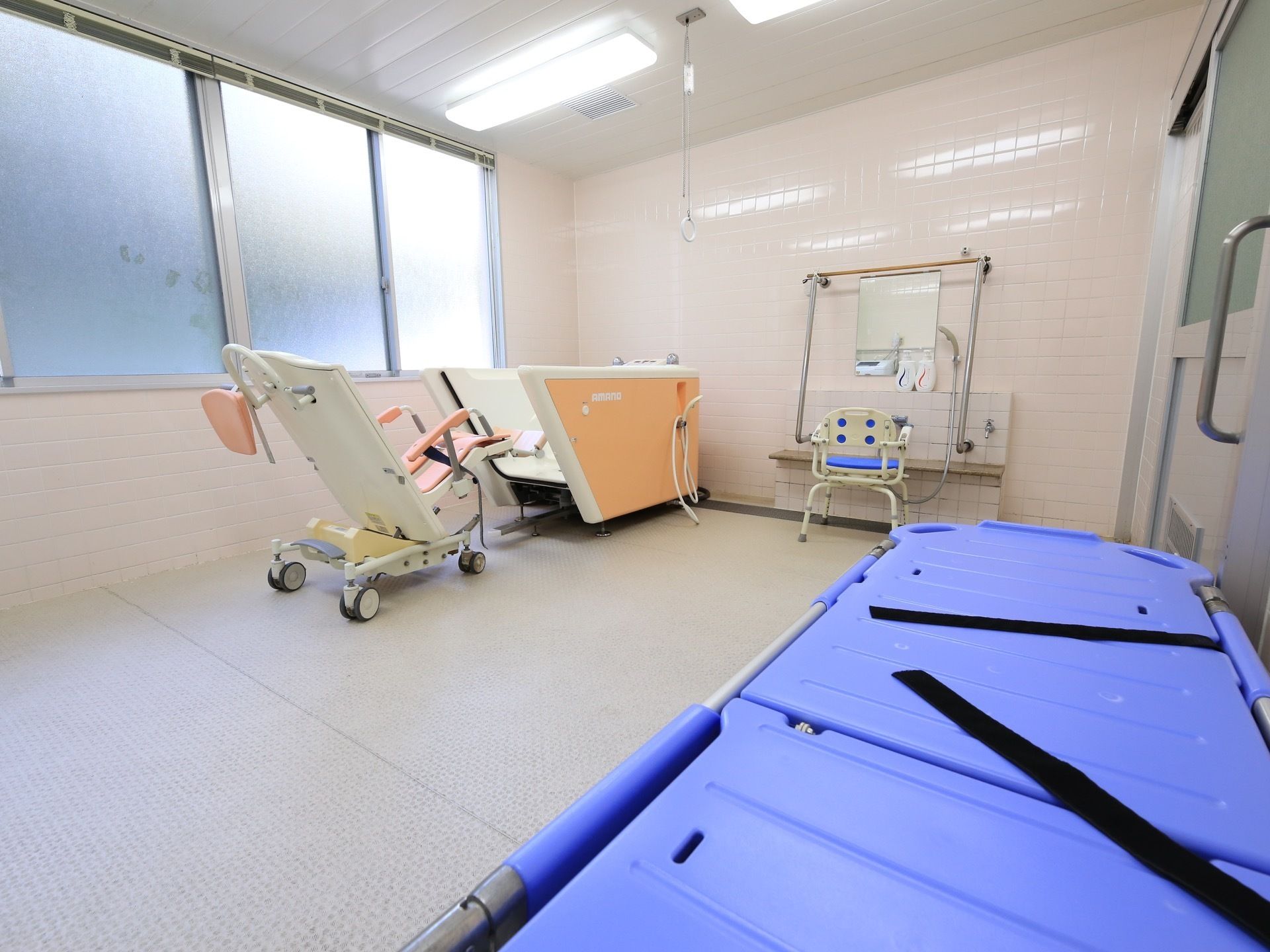 介護浴室では入居者様が自分で動くことがあまりないため、壁の手すりなどはカラン回りなど最低限だけ取りつけられている。