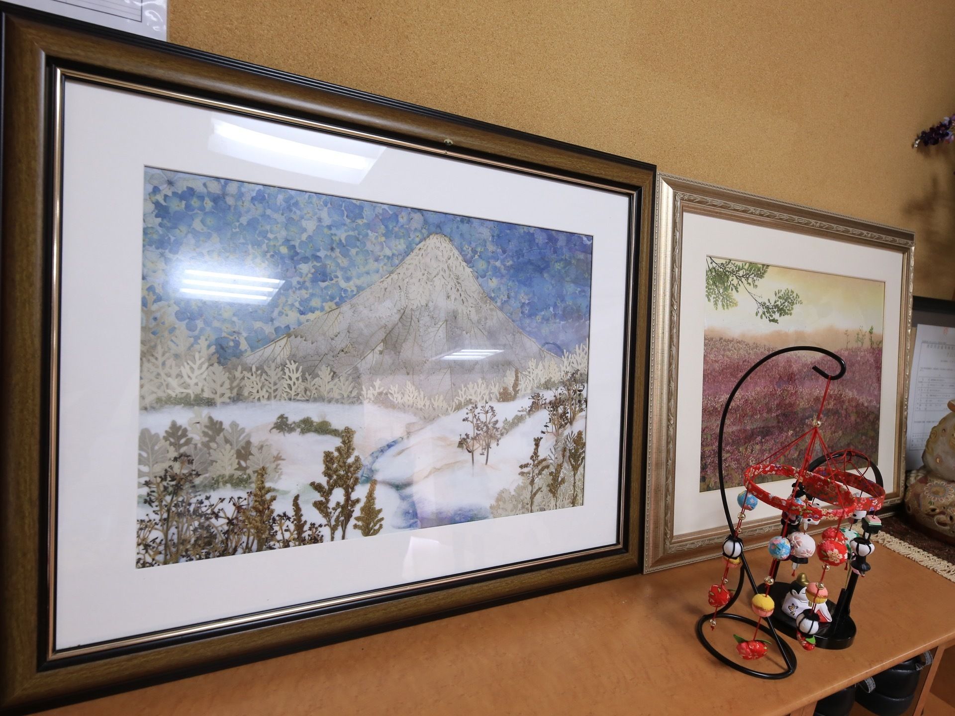 玄関口にはさまざまなインテリアが飾りつけられている。靴箱の上には額縁に入った絵画が置かれるなどしている。
