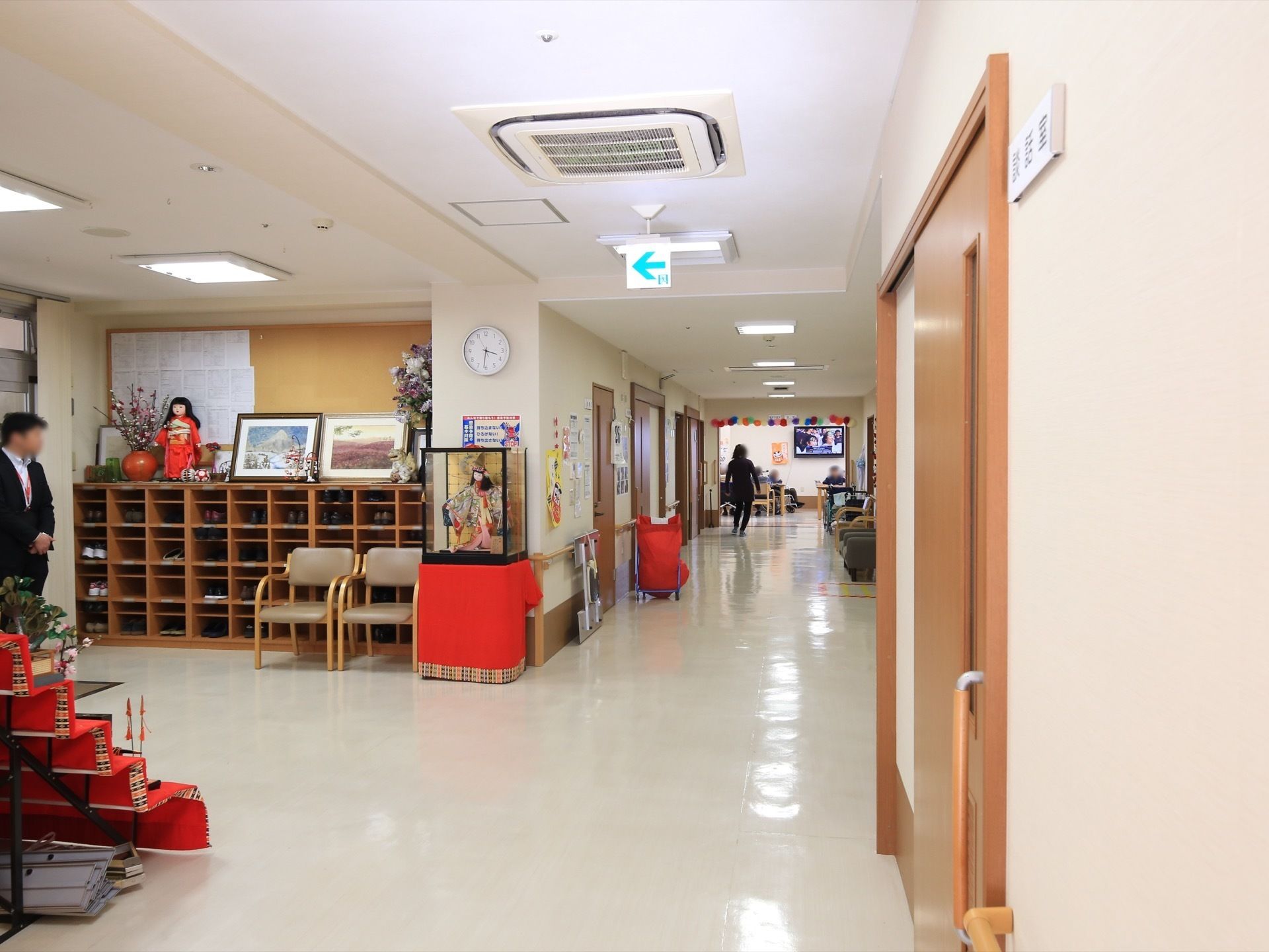 玄関の靴箱前には、靴と内履きを座ったまま履き替えるための椅子が設置されている。床はバリアフリーになっている。