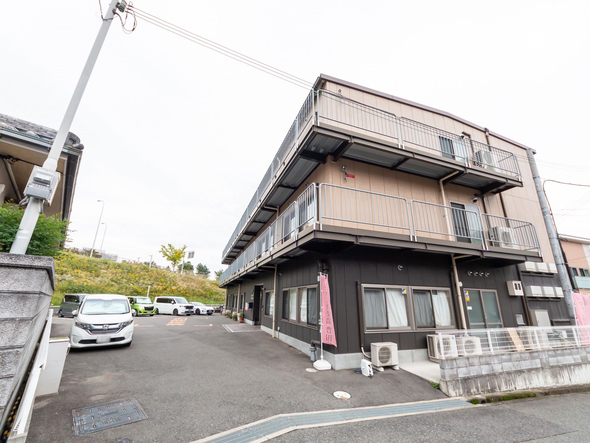 バリアフリー設計の建物外観