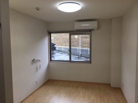 居室にはエアコンや窓、温水洗浄便座付きトイレなどが備え付けられている。シンプルで馴染みやすい居室である。