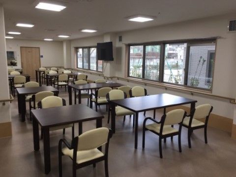 共有スペースでは、食事をとったり談笑をしたりすることができる。自分の好きなように活用でき、リフレッシュをしていただける。