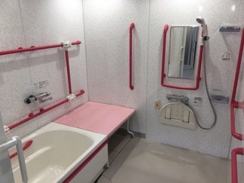 各所に手すりが備え付けられている浴室。車椅子をご利用の方でも安心できるような設備とサービスが用意されている。