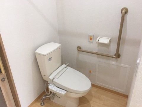 居室内のトイレにはナースコールが取り付けられている。万が一の場合にも、すぐにスタッフが駆け付けられるように配慮がされている。