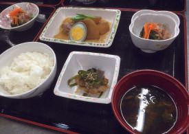 肉じゃがとほうれん草と人参の和え物、ご飯と味噌汁のセット