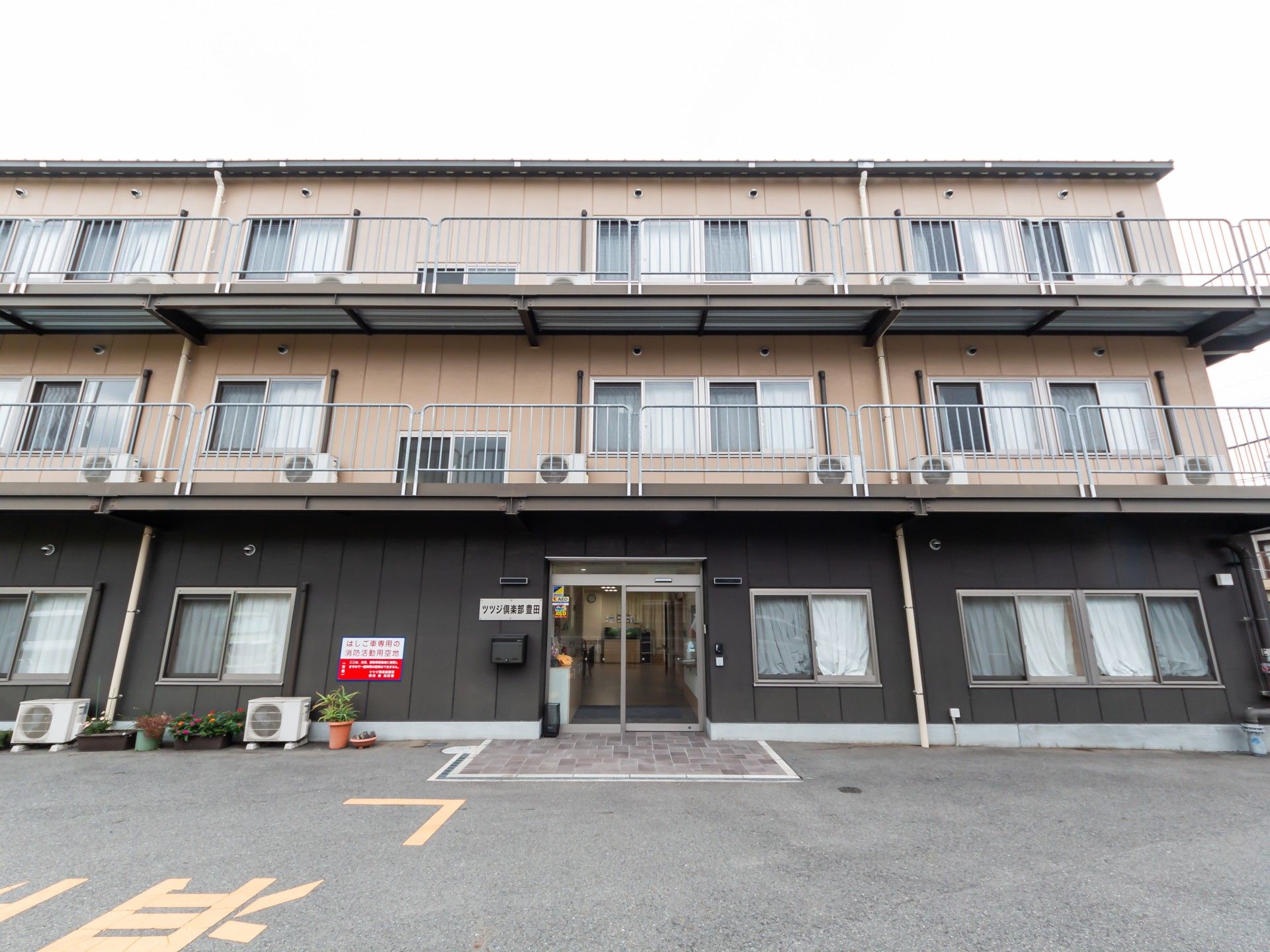 ゆったりとした入り口の建物