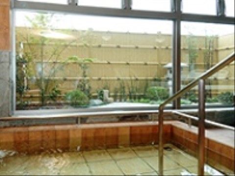 窓の外には竹の目隠しがあり、情緒がある風景の中で入浴することが可能である。大浴場では入居者様同士でおしゃべりしながらお風呂につかれる。