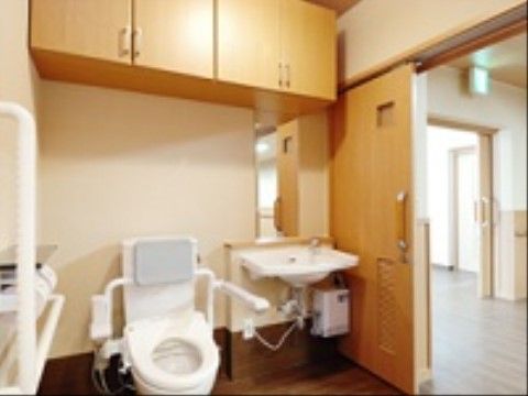 トイレのドアはスライド式である。間口が広いので、車椅子をご利用の方と介助の方が同時に入室することもできる。