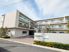 建物周辺は自然に恵まれた好立地。エントランスまではバリアフリー構造で、周辺の植え込みにある草木はきれいに手入れされている。