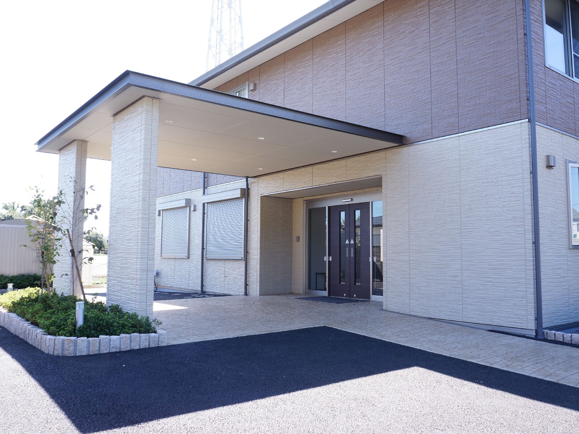 施設は2階建てで、1階は白く、2階は茶色い外観である。1階の玄関入り口には大きな屋根がついている。花壇もある。