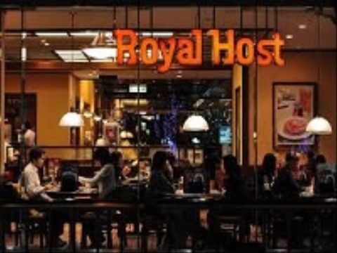 施設の近くに、家族連れで賑わっているレストランがある。オレンジ色のネオンサインで店の名前が表記されている。