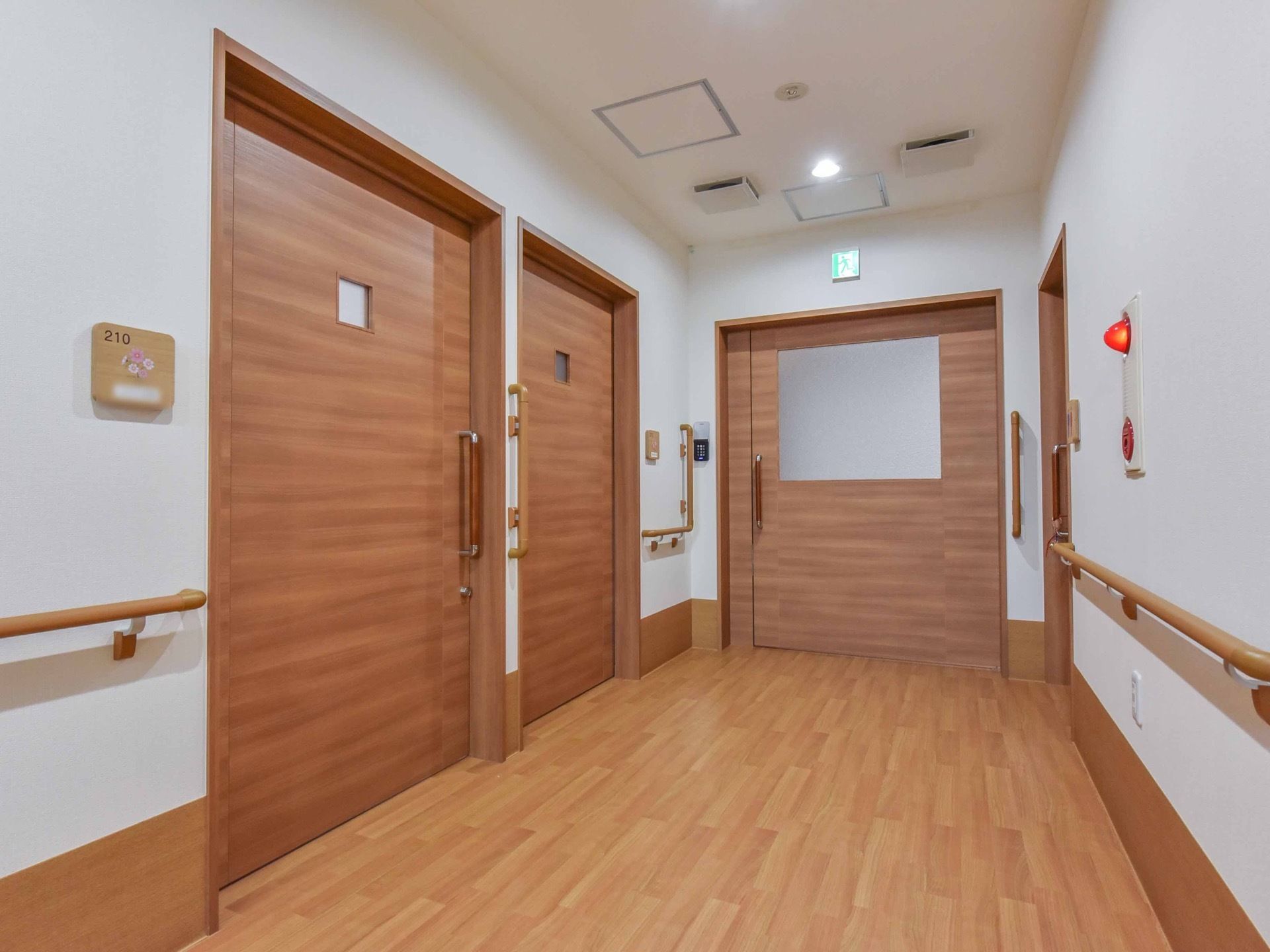 壁には手すりが設置されている。居室へ続くドアの取っ手付近には縦向きの手すりが取り付けられており、ドアの開閉が行いやすくなっている。