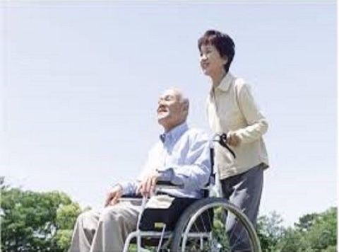 車椅子の利用者とスタッフ外