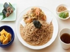かき揚げそばと薬味、鉄火巻などのメニューが並んでいる食卓