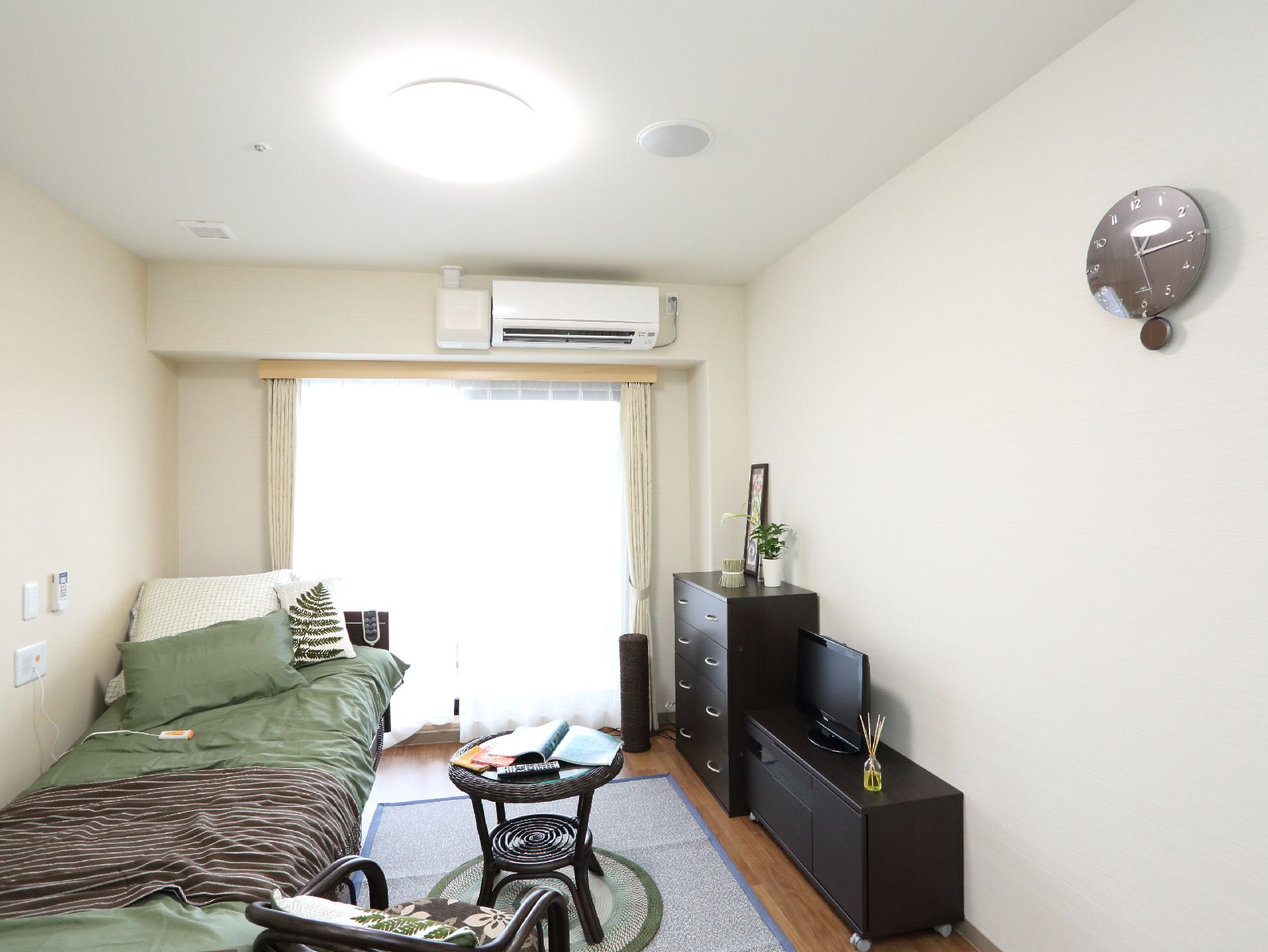 ブラウン系で統一感を出した部屋は、落ち着きがある。利用者の心も落ち着かせる作用がある。家具の持ち込みがOKである。
