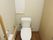 大きな引き戸の付いたトイレは、清潔感に溢れています。便利なウォシュレット機能も付いている。手すりも付き、安心してトイレを済ますことができる。