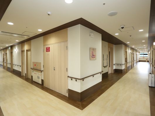 明るく見通しの良い通路