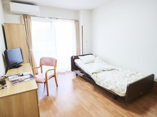 テレビや収納家具、椅子やベッドが備わっている居住スペース