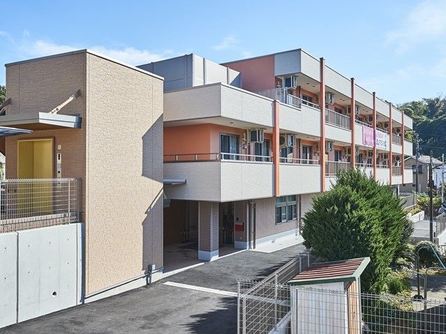 3階建ての綺麗な建物である。周辺は住宅が多く、高さのある建物は建ってない。緑が豊かな環境になっている。