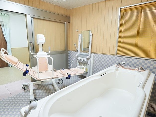 浴室には機械浴槽を設置している。足腰に不安のある方も、座ったままの楽な姿勢でお湯に浸かることができる。